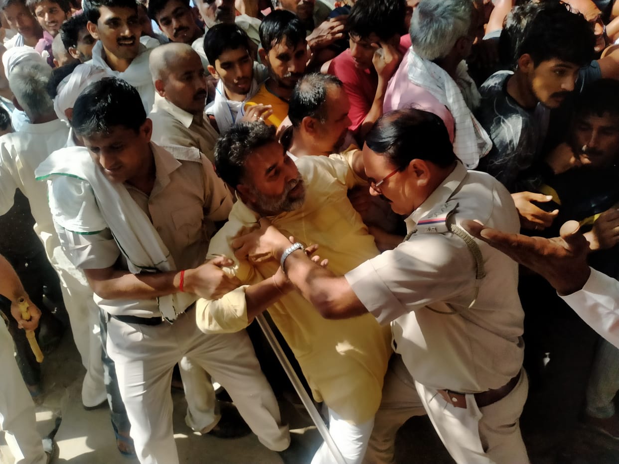 Mahendragarh got only 350 bags on the third day, distribution of fertilizers done in the presence of police