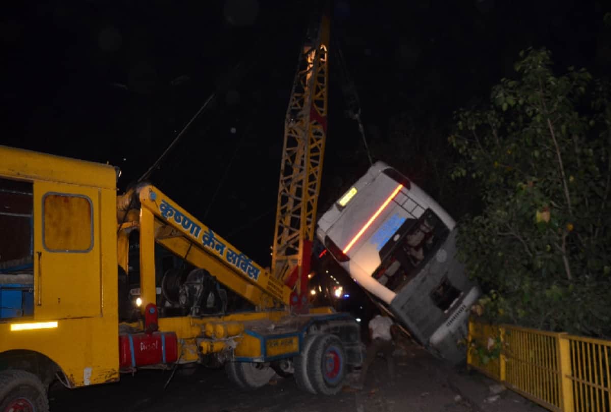 Bus falls down from Bhatia Mode flyover as tyre blasts out many critically injured