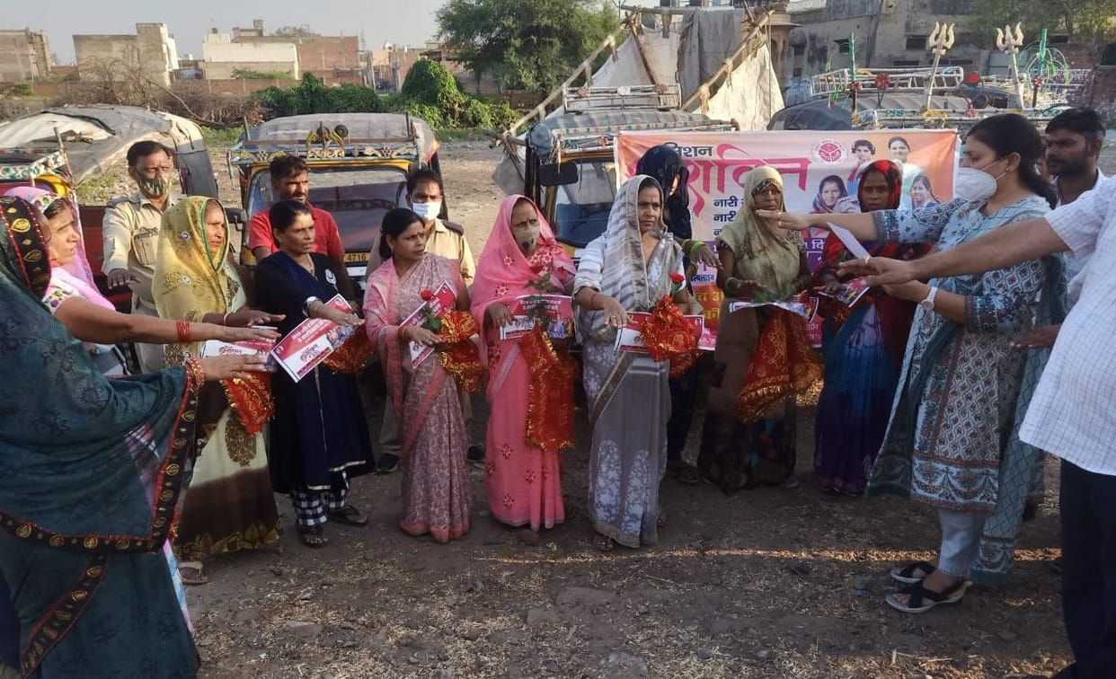 Hathras: Honored women by wearing chunari, administered oath