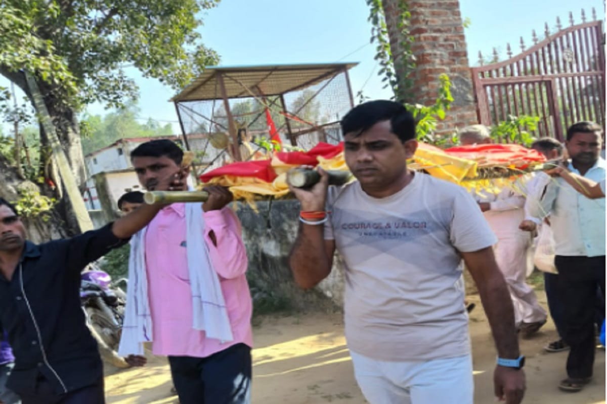 The last rites were performed according to Hindu rituals after the death of a monkey in a village in Bijnor