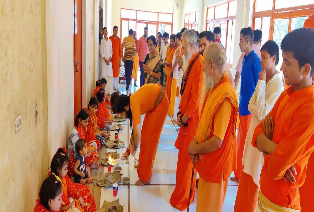 Mahant Balvir Giri worshiped Kanya Puja in the Math Baghambri Gaddi, Narendra Giri was remembered