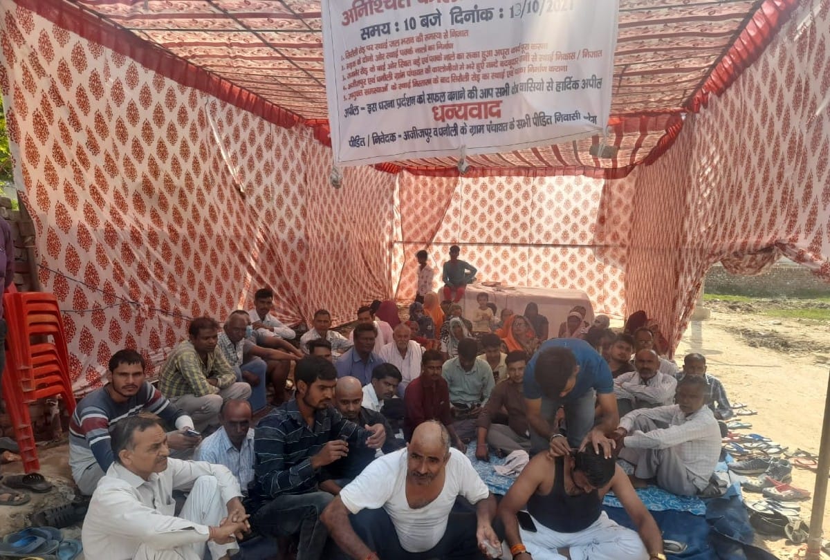 Villagers got mass shaved in protest against waterlogging in village in agra