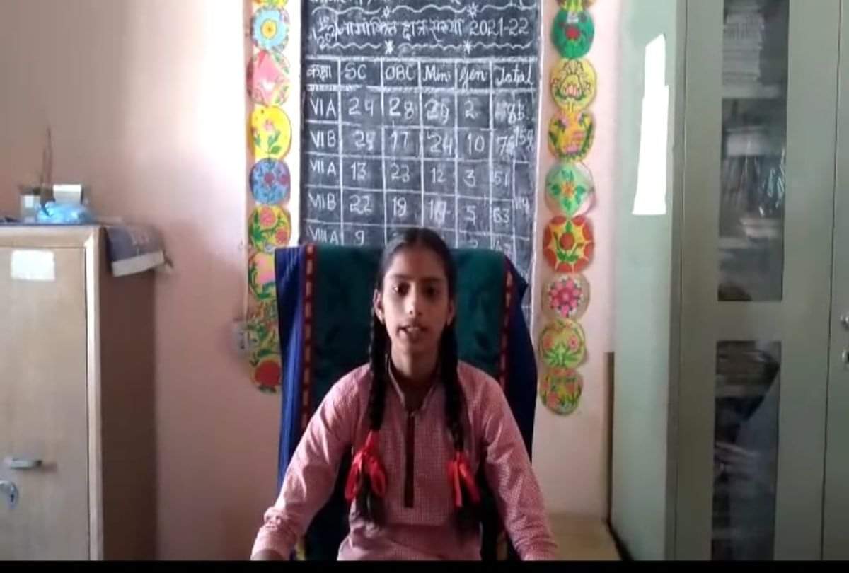 Eight Class Student Anjali Solanki Became The Principal For A Day In Agra School
