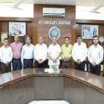 शोध करने वाले वैज्ञानिकों की टीम के साथ वीसी।
