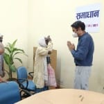 दैनिक लोक अदालत में समस्या का समाधान कराते क्षेत्रीय आयुक्त अभयानंद तिवारी।