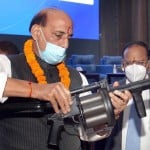 हथियारों का अवलोकन करते रक्षा मंत्री राजनाथ सिंह