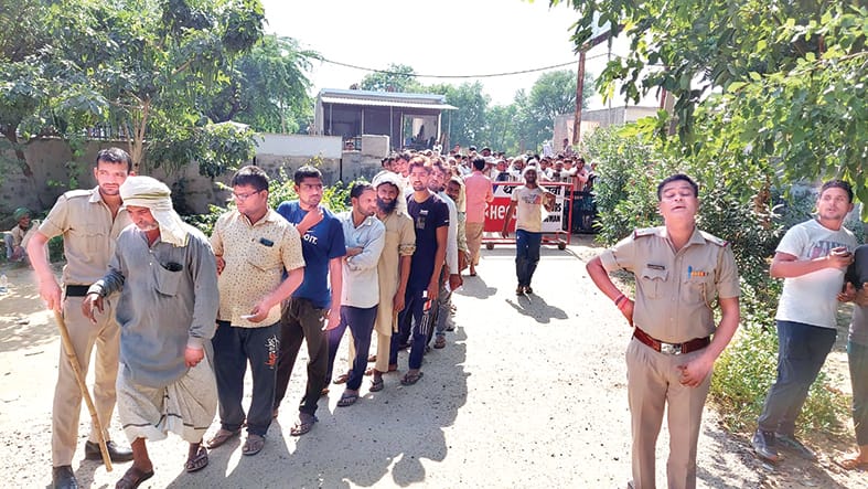 1550 bags of DAP received by the farmers, the administration distributed in Pingawan and Bichhore, today 3050 bags will be distributed