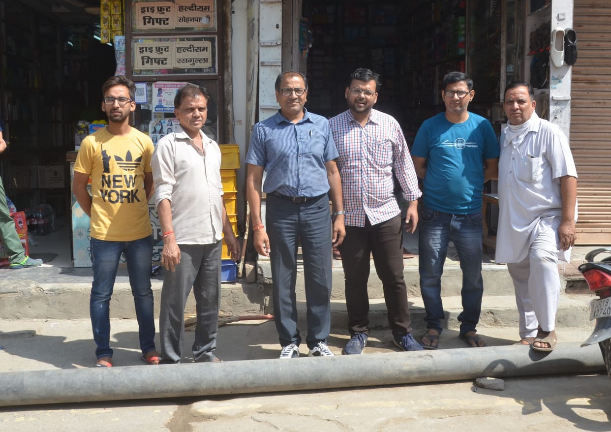 After draining the water, the department left the pipe there, angry shopkeepers expressed their anger