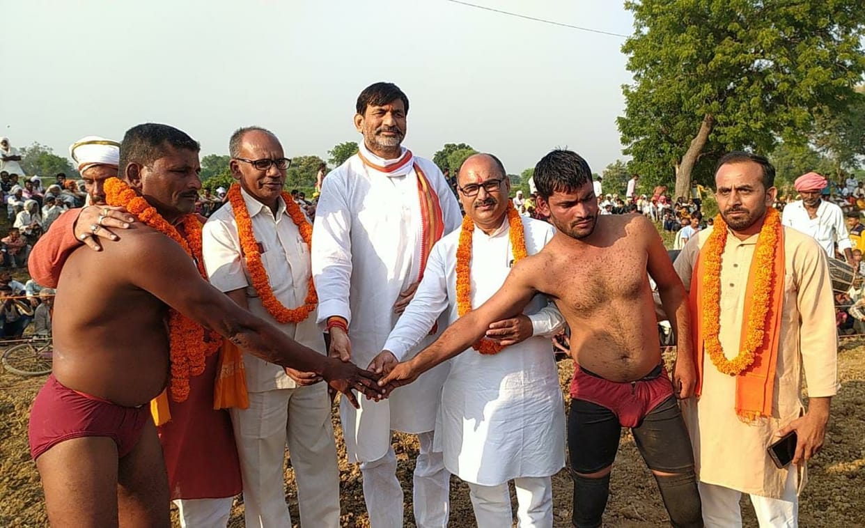 Vaishali of Delhi showed Rupali of Haridwar the stars during the day