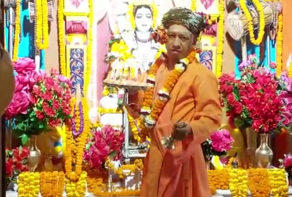 People traveled from saint to chief minister in Gorakhnath monastery Gorakhpur