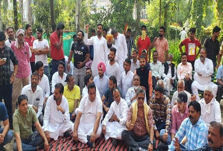Congress protest in Chandigarhs Sector 29 police arrest the workers