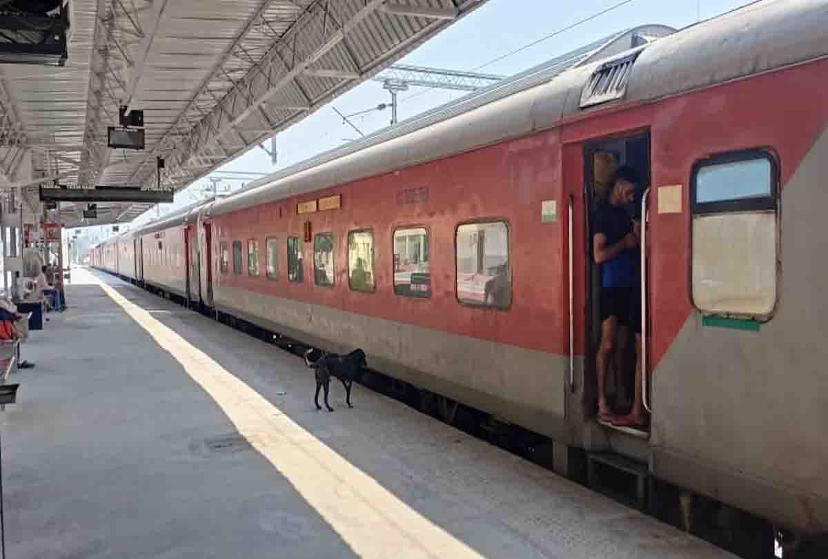 Due to derailment of goods train on Delhi-Howrah route, six Rajdhanis were evacuated via Orai