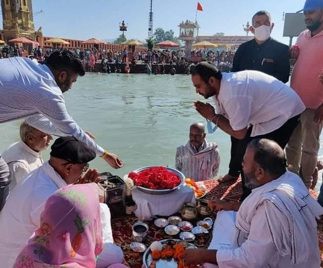 Union Minister Gajendra's mother's ashes immersed in Ganga
