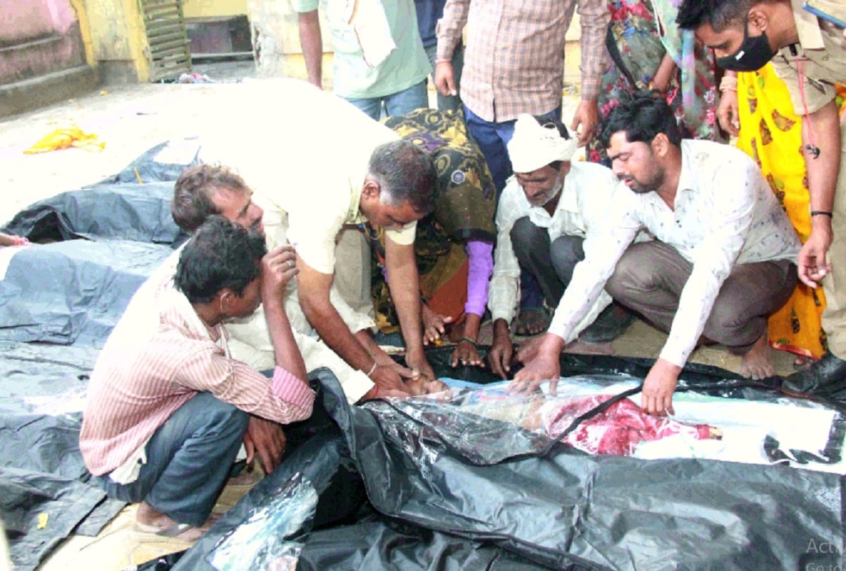 11 killed due to tractor trolley overturn in jhansi