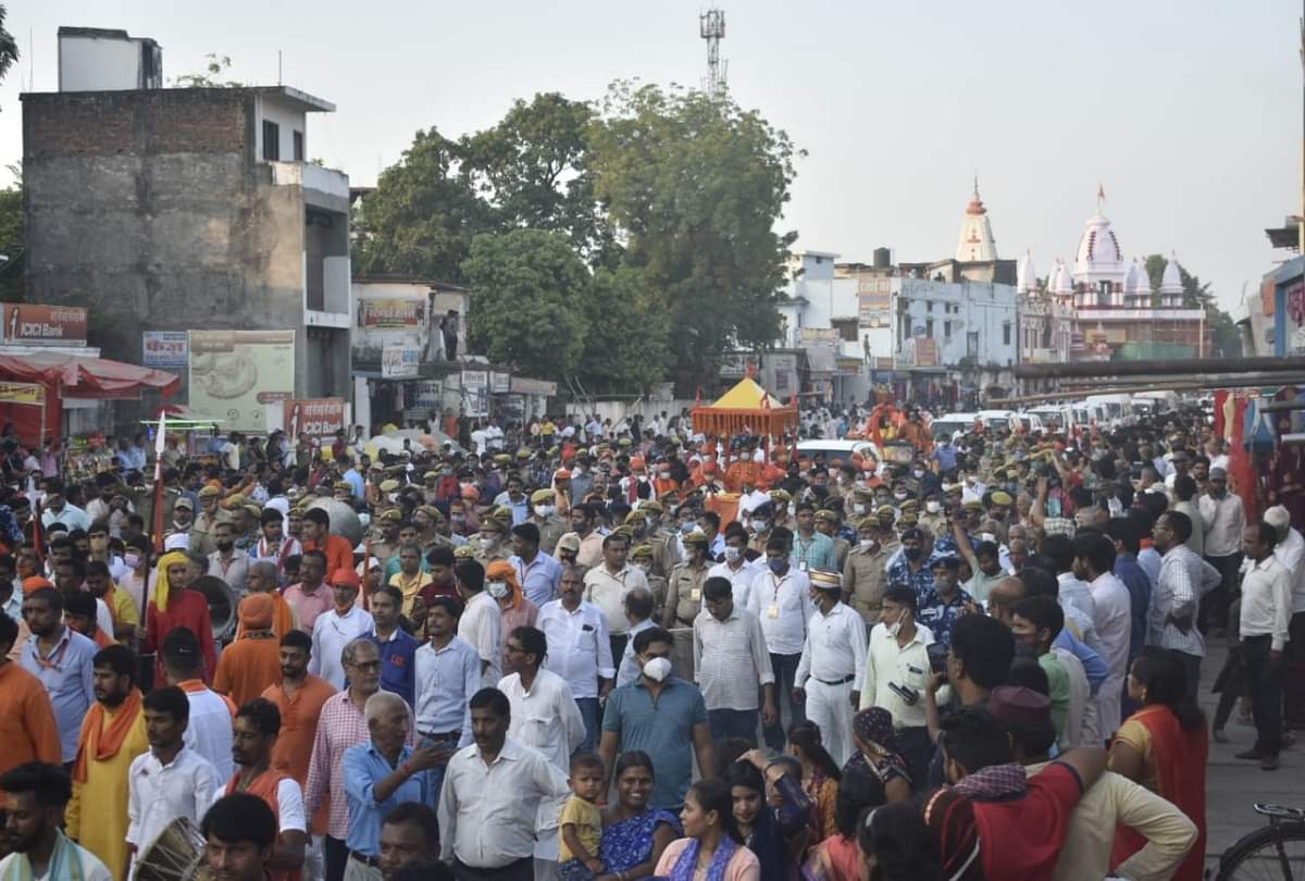 Vijayadashami 2021 Gorakshpeethadhishwar CM Yogi procession came out from Gorakhnath temple
