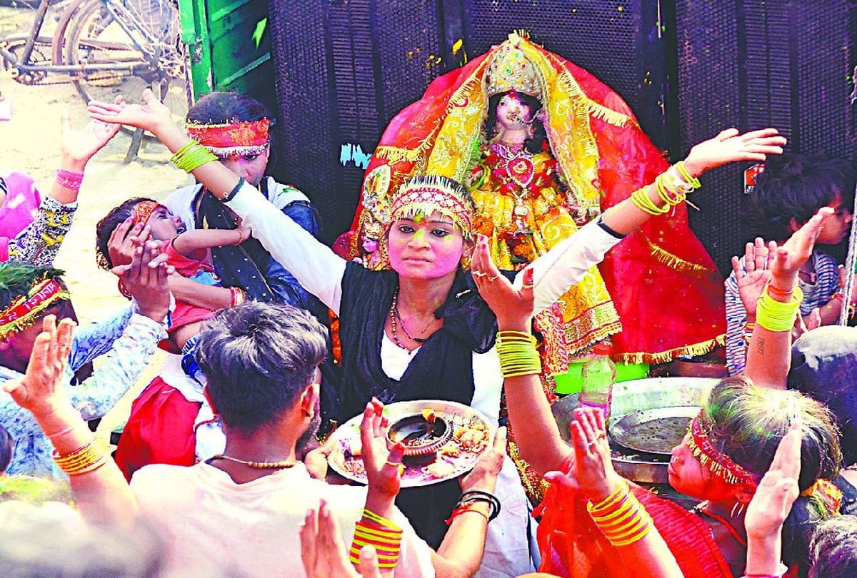 Crowd Of Devotees Gathered At Yamuna Ghats in Agra