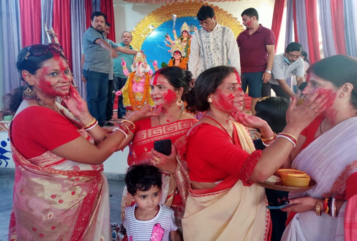 uttarakhand news: durga puja visarjan after sindoor khela in dehradun, see photos
