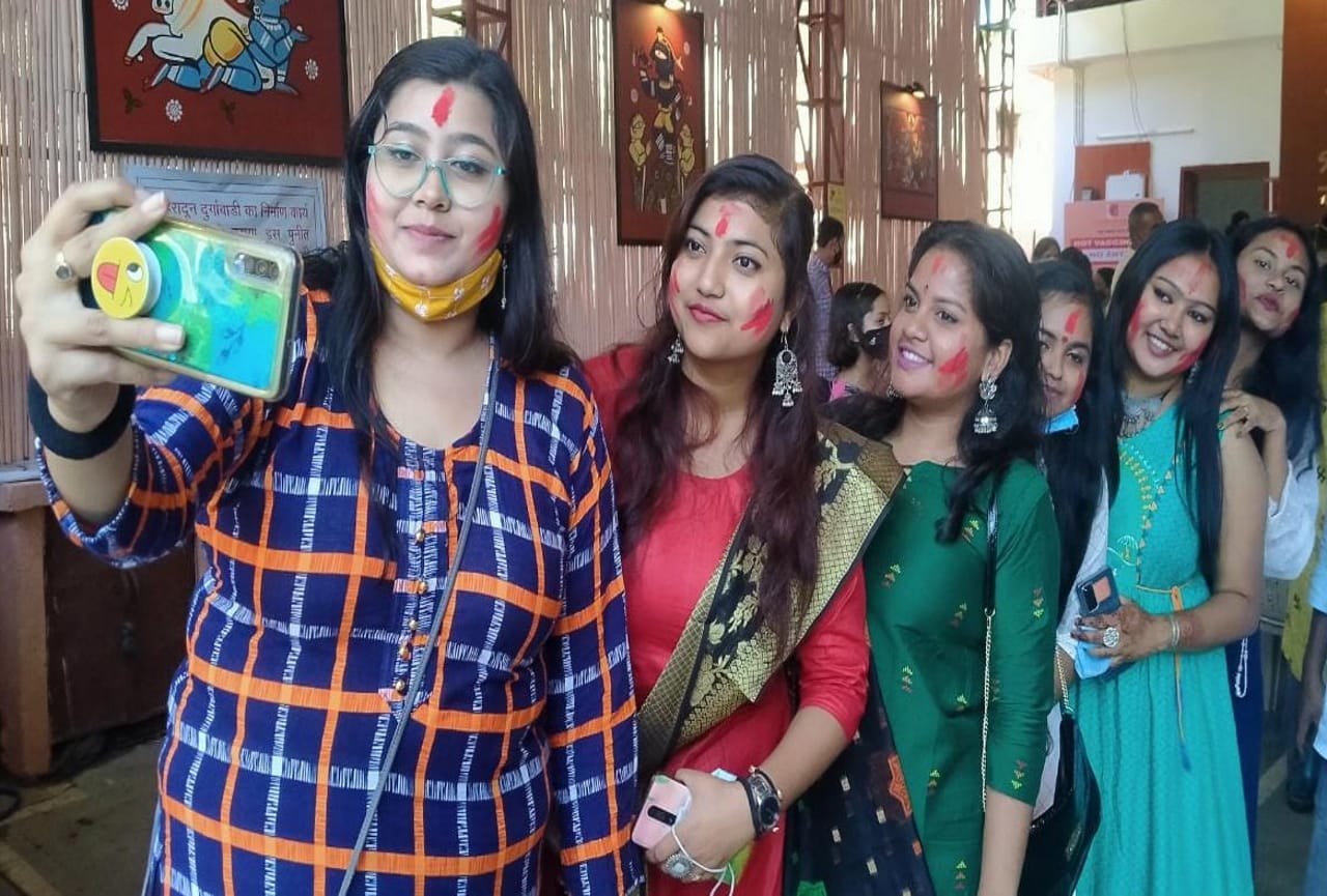 uttarakhand news: durga puja visarjan after sindoor khela in dehradun, see photos