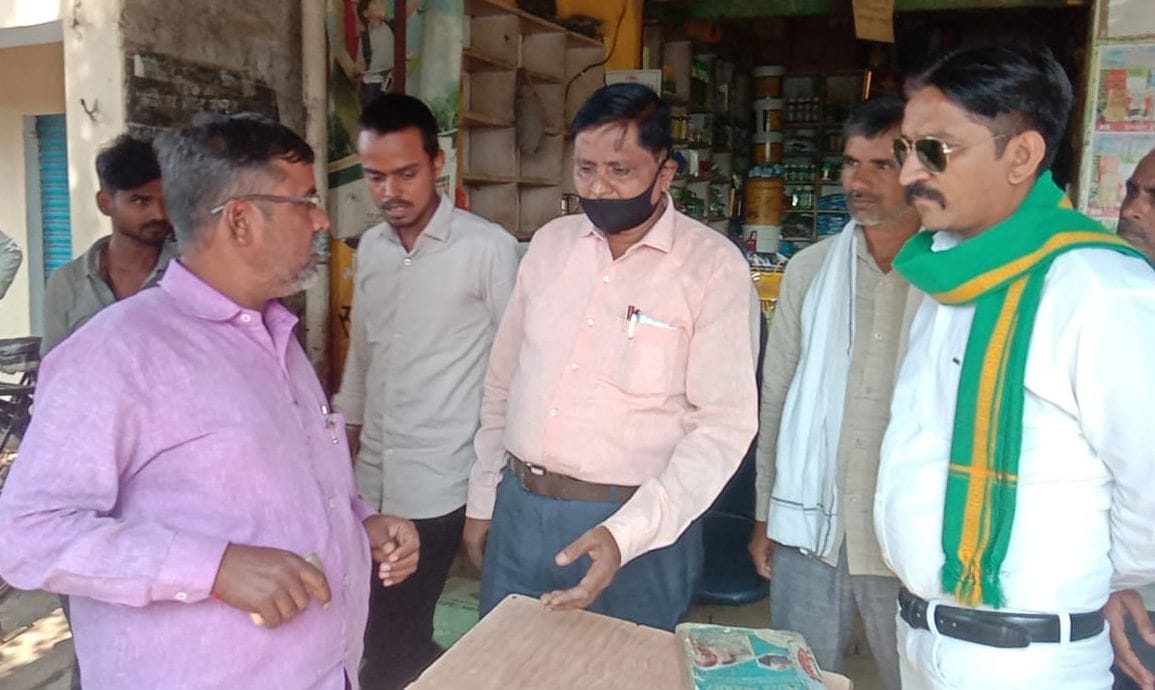 Fertilizer shop seized for charging more than the prescribed rate, SDM raided on DM's instructions