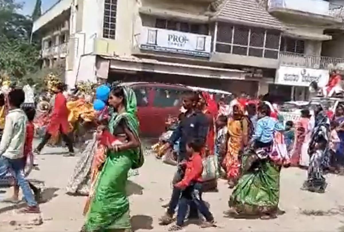 car full of marijuana rammed people going for Murti Visarjan jn Jashpur killing one and many injured