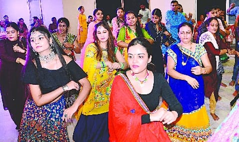 Dandiya Raas tied the knot on Gujarati folk songs