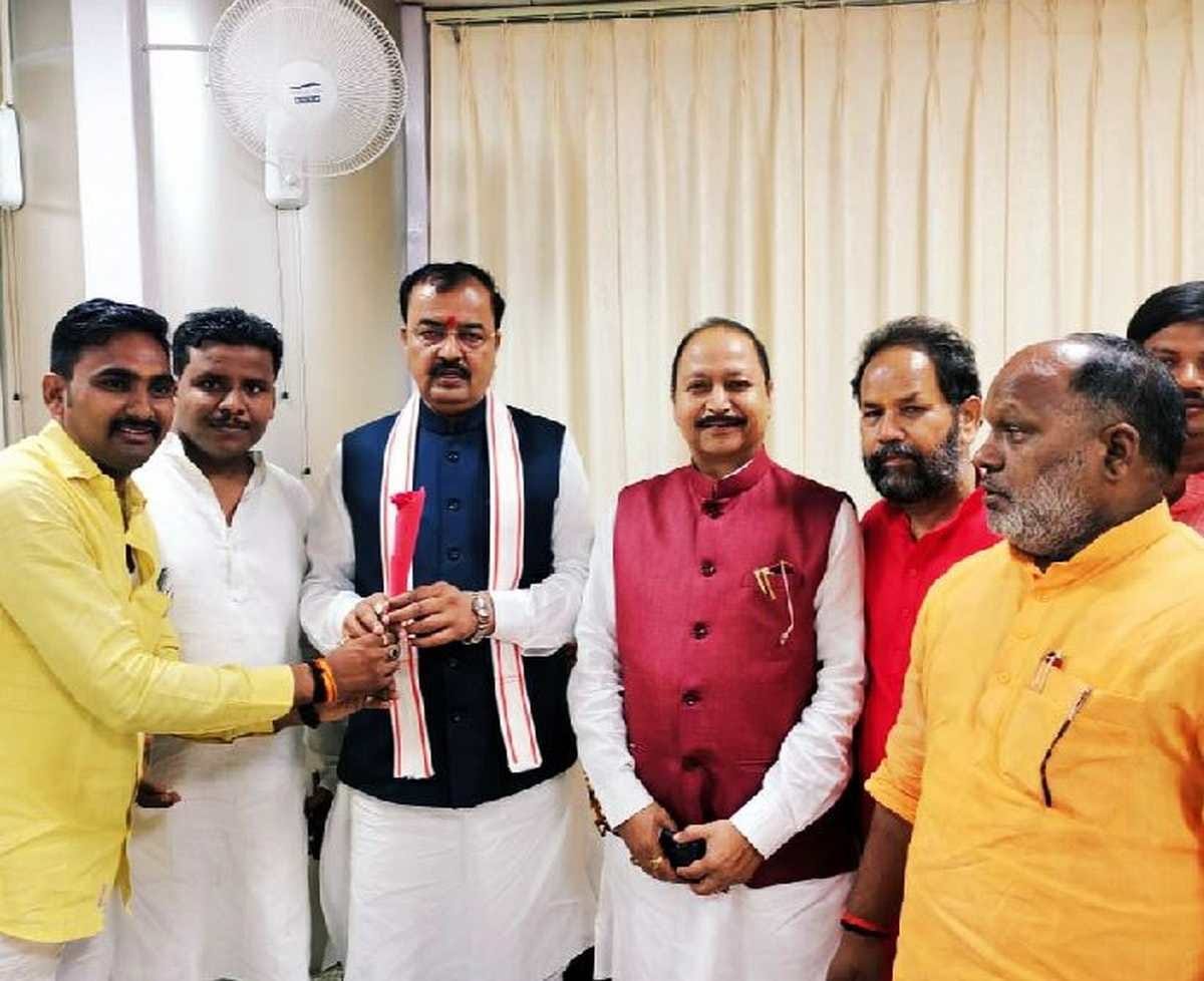 Deputy CM keshav prasad maurya reached varanasi BJP leaders welcomed at airport in Varanasi