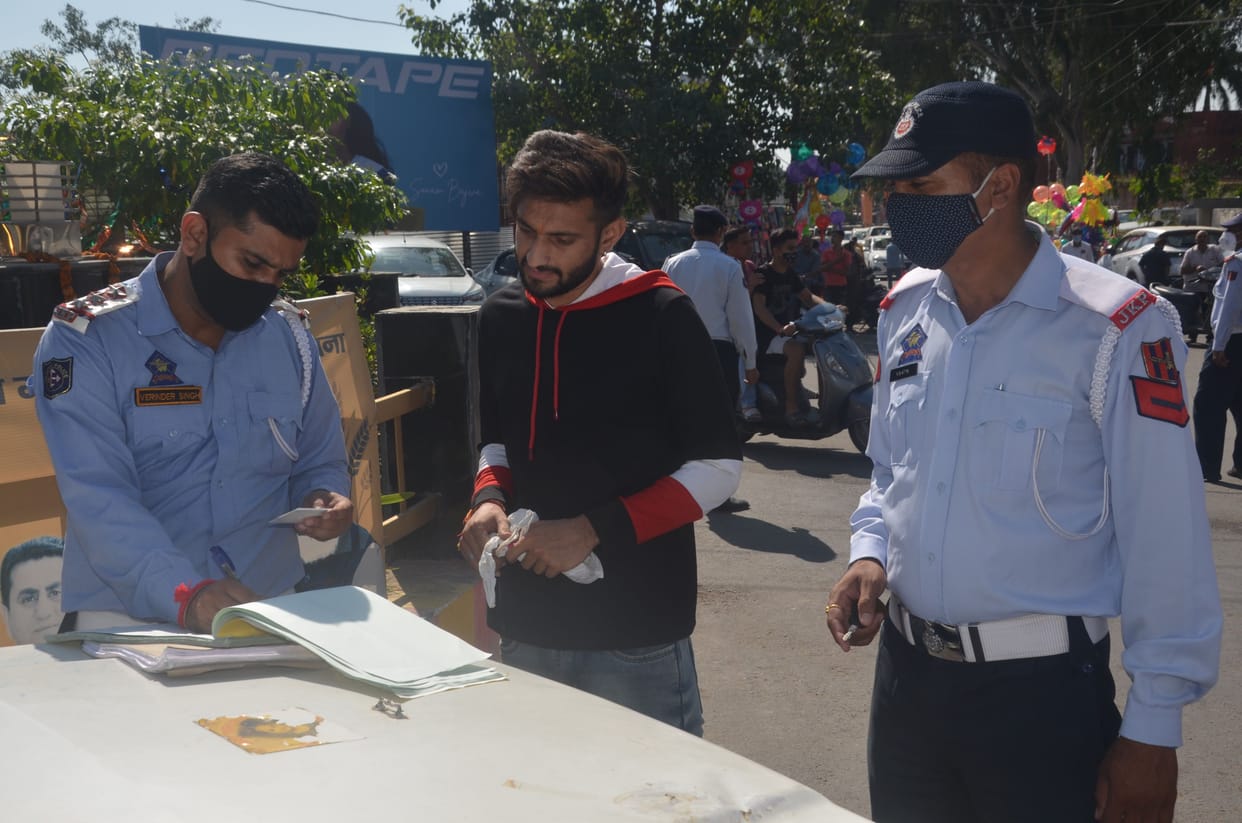 Traffic police collected fine from those who did not follow the traffic rules