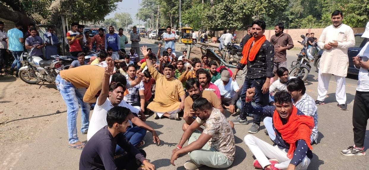 Cow's death in temporary Nandishala, cow-devotees blocked the road for an hour