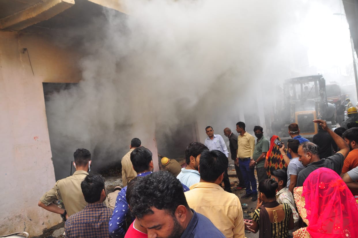 People furious due to fire in Durga Utsav pandal in Jhansi, hours of uproar