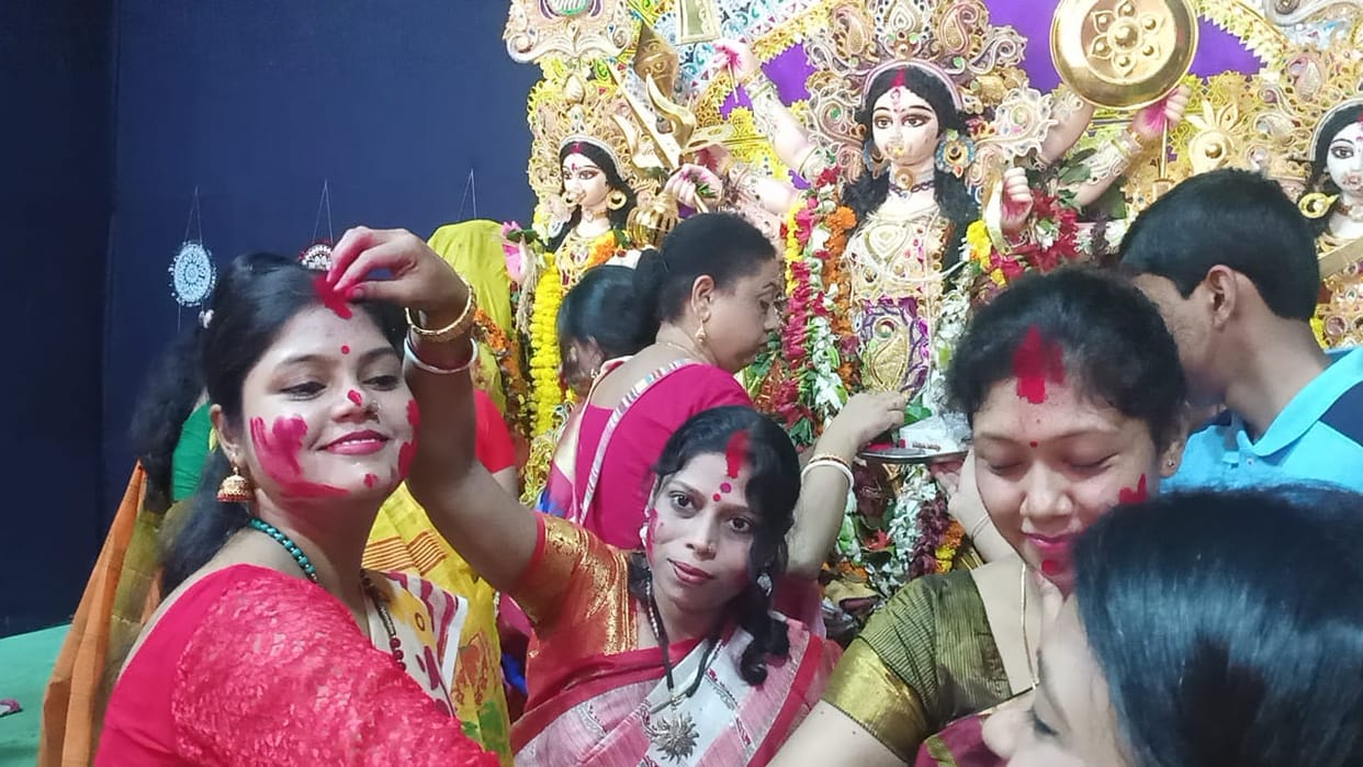 Durga Puja 2022 Know the importance and History of Sindoor Khela on Vijay dashami in Hindi