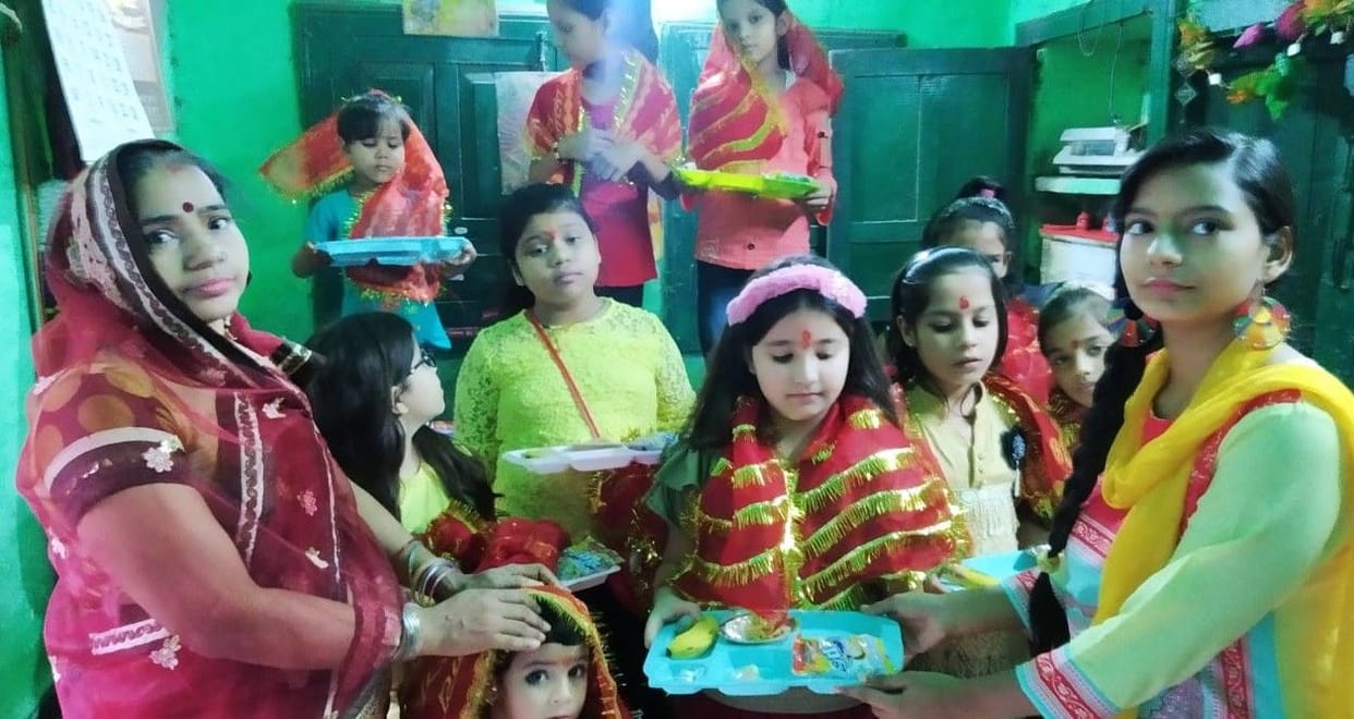 Hathras: On Durga Navami, Kanya-Langura performed from house to house, devotees held a fair in temples