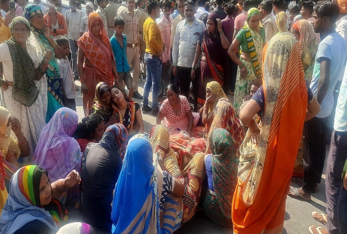 villagers block national highway as farmer dies due to high tension line collapse in bareilly