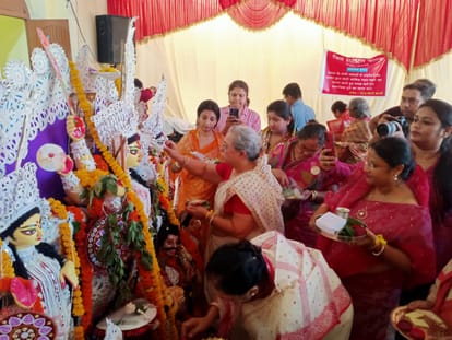 navratri 2021 Vijaya dashami Women of Bengali society played 400 years old tradition in Varanasi of sindur khela