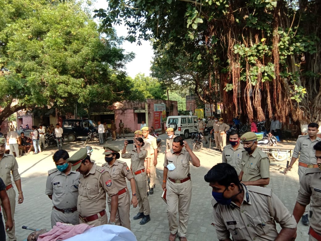 Rae Bareli: A middle-aged man was beaten to death in a dispute over putting soil in the platform.