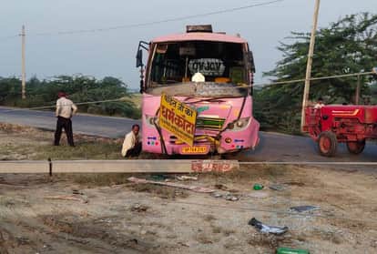 गड्ढा बचाने के चक्कर में बस विद्युत पोल से टकराई