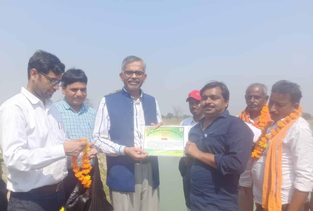 Chief Secretary, who arrived on Mahoba tour, said - Khet pond scheme is a boon for the farmers of Bundelkhand