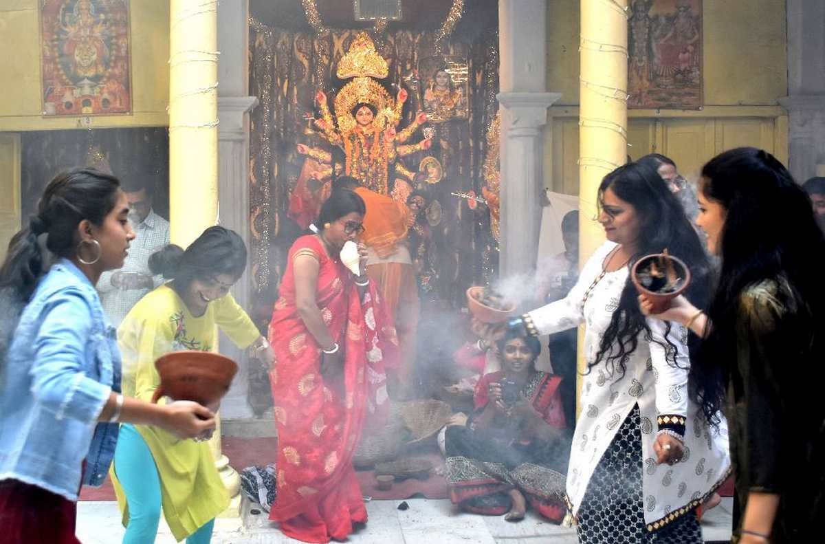 Navratri 2021: Kashi woke up overnight on Mahanavami crowds of devotees gathered in pandals laws of Navami were completed from homes to pandals