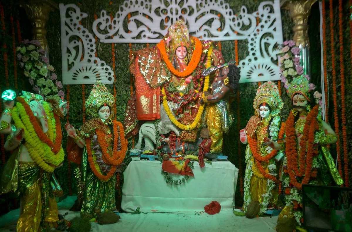 Navratri 2021: Kashi woke up overnight on Mahanavami crowds of devotees gathered in pandals laws of Navami were completed from homes to pandals