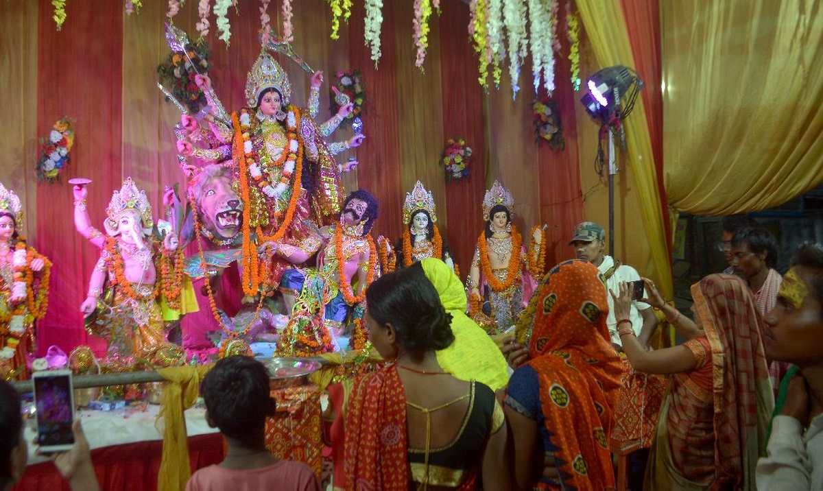 Navratri 2021: Kashi woke up overnight on Mahanavami crowds of devotees gathered in pandals laws of Navami were completed from homes to pandals