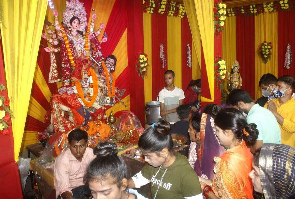 Navratri 2021: Kashi woke up overnight on Mahanavami crowds of devotees gathered in pandals laws of Navami were completed from homes to pandals