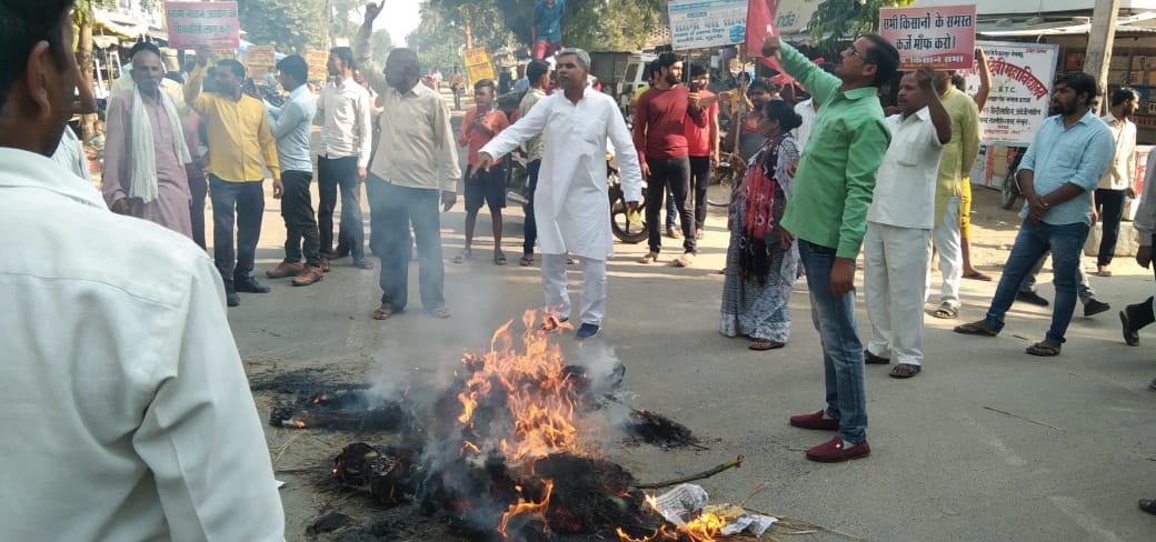 lakhimpur: farmers demonstrated put effigy on fire