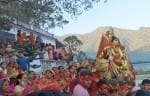 चौखुटिया में रामगंगा के तट पर दूर्गा माता की मूर्ति के विसर्जन से पूर्व पूजा अर्चना करते लोग।
