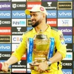 आईपीएल ट्रॉफी के साथ सीएसके के कप्तान धोनी
