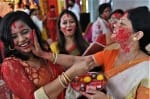 सिंदूर खेला भाग लेती महिलाएं।