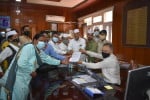 उपायुक्त बिलासपुर को ज्ञापन सौंपते कांग्रेस कार्यकर्ता।