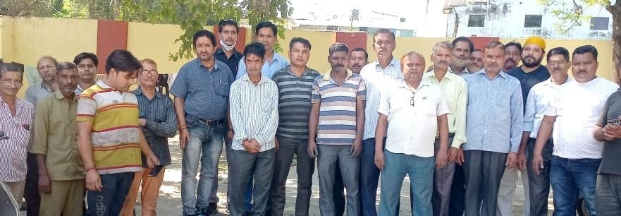 The workers shouted in support of the demands