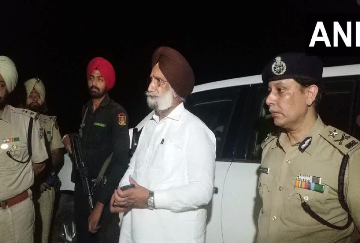 Punjab: Deputy Chief Minister Randhawa visited Ajnala, adjacent to the Pak border