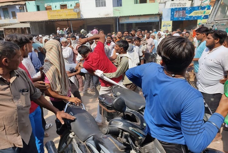 Fight between two farmers who came to collect fertilizer in Narnaul