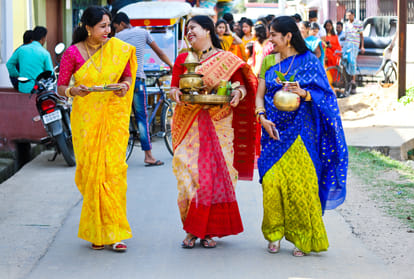 karwa chauth 2021 married women avoid these colors of sarees on karwa chauth vrat