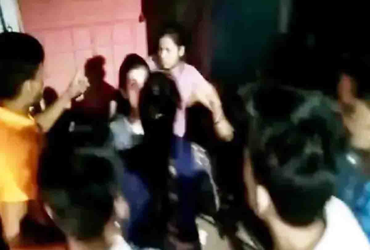 Kanpur: drunk car-riding girl crushes a cow and a calf